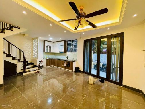 Chính chủ bán gấp nhà trong ngõ phố Giảng Võ, Ba Đình, 60m2, 5 tầng, có sân, giá 5.3 tỷ.