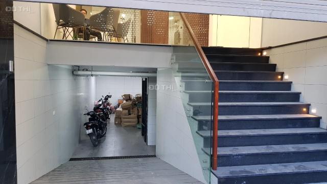 Cho thuê tòa văn phòng đường Nguyễn Văn Huyên: DTSD 525m2, có hầm, thang máy, ô tô đỗ cửa