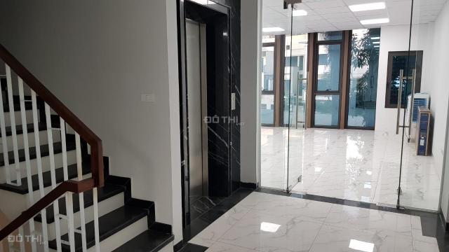 Cho thuê tòa văn phòng đường Nguyễn Văn Huyên: DTSD 525m2, có hầm, thang máy, ô tô đỗ cửa