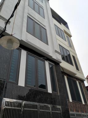 Siêu hot bán nhà mới xây rẻ đẹp ở cạnh huyện ủy Thanh Trì, Hà Nội - DT 34m2, 5 tầng. Ngõ rộng