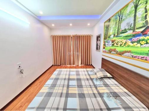 Cần tiền bán gấp nhà phố Văn Cao, quận Ba Đình, DT 50m2, ngõ ba gác, giá chỉ 6 tỷ