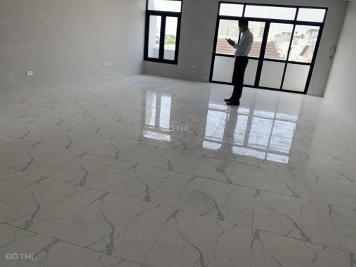 Cho thuê nhà MP Trần Kim Xuyến, Cầu Giấy, HN, DT 100m2, 4 tầng, thông sàn, ô tô đỗ cửa, 52 tr/th