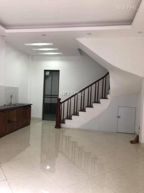 Bán nhà khu vực Hoàng Quốc Việt DT 30m2 xây 4 tầng, ô tô đỗ cửa, phù hợp kinh doanh. Giá nhỉnh 3 tỷ