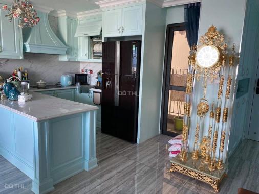 Cho thuê căn góc 3PN sáng hướng Đông Nam view hồ đầy đủ đồ tầng 19 tòa vip C6 Vinhomes D'Capitale