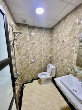 Nhà Phạm Văn Đồng ở ngay, 35m2, 5 tầng, cách ô tô 30m, đường trước nhà 2.5m