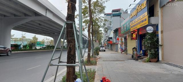 Bán gấp 82m2 đất mặt phố đường Phạm Văn Đồng, mặt tiền 8m giá bất ngờ, nhỉnh 200 triệu/m2
