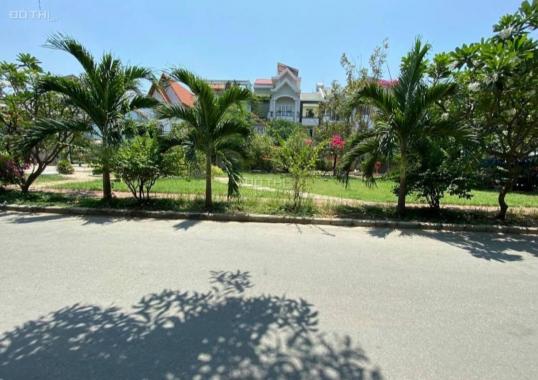Gia đình cần bán nền C28 kdc Nam Long phường Phú Thuận dt 4x20m đối diện công viên giá 9 tỷ 4