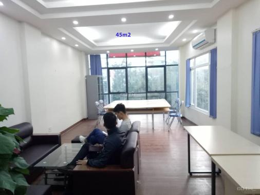 Văn phòng 45m2 tại ngã 4 Hoàng Quốc Việt, giá tốt, cho thuê vào SD ngay