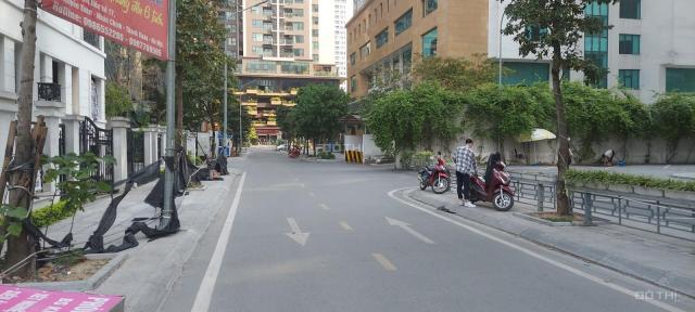 Bán 314m2 đất lô góc 3 mặt tiền ô tô tránh, đường Lê Văn Lương còn sót lại giá 120 tỷ