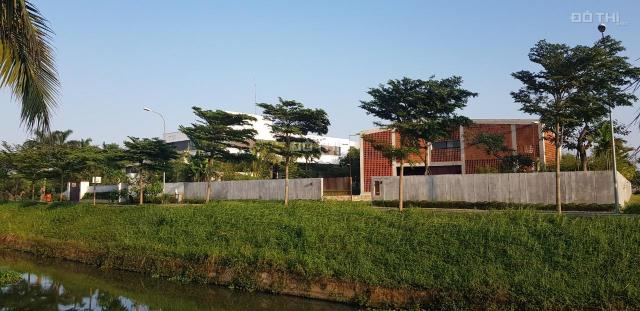 Nền biệt thự đường 10m5 có thảm cỏ phía trước ngay trường đại học FPT giá 31tr/m2