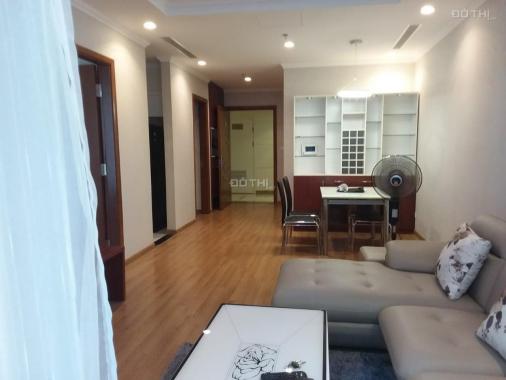 Cần tìm khách thuê vào căn hộ Vinhomes Nguyễn Chí Thanh, 2 ngủ, đủ đồ, 86m2. LH 0932438182