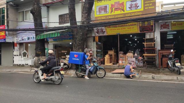 Bán mặt phố Đê La Thành Nguyễn Chí Thanh, kinh doanh đồ gỗ, vỉa hè DT: 90m2/3 tầng/21,8 tỷ