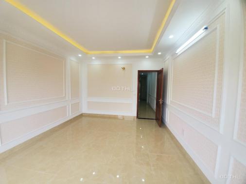 Gia đình cần bán căn nhà 50m2 có nhà 4 tầng MP Nguyễn Tư Giản, Hoàn Kiếm giá 240tr/m2