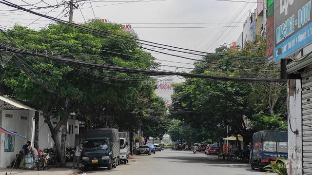 Nhà rộng xe hơi đỗ cửa, vào trong. Ngay cổng Aeon Mall chỉ 4 tỷ