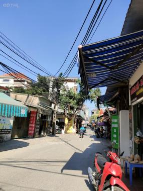 Nhà lô góc Trần Cao Vân chợ trời Hòa Bình rất hiếm, buôn bán các loại mặt hàng, ô tô tải đỗ cửa