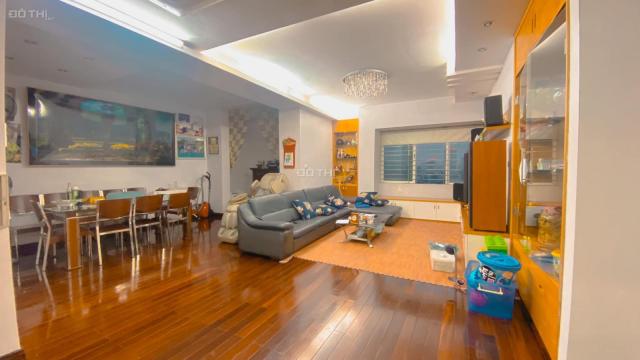 Bán căn hộ chung cư 196 Thái Thịnh 120m2 có 3PN - 2WC nhà đẹp có full nội thất mới, căn góc
