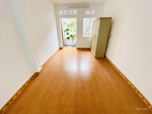 Bán nhà Việt Hưng, Long Biên, 32m2, 5 tầng, 3 ngủ, đủ nội thất, chỉ 2 tỷ hơn