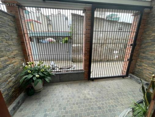 Bán nhà Đức Giang, Long Biên, 42m2, 2 tầng, lô góc, ô tô, ở ngay chỉ 3 tỷ. LH 0932319097