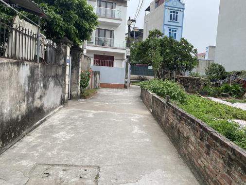 Bán giúp bạn tôi mảnh đất hai mặt thoáng tặng căn nhà cấp 4 tại tổ 4 phường Việt Hưng, Long Biên