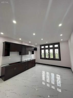 Bán nhà Cầu Giấy - 80m2 - Ô tô tránh - Thang máy - Phân lô - 2 thoáng