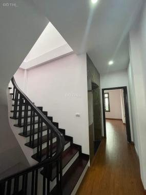 Bán nhà Cầu Giấy - 80m2 - Ô tô tránh - Thang máy - Phân lô - 2 thoáng