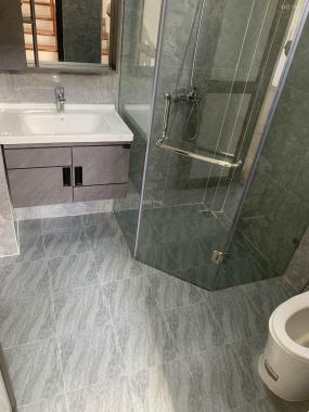 Bán nhà mới, sổ đỏ 40m2 x 5 tầng, có sân rộng, Văn Hội, Cổ Nhuế. 4,3 tỷ có thương lượng