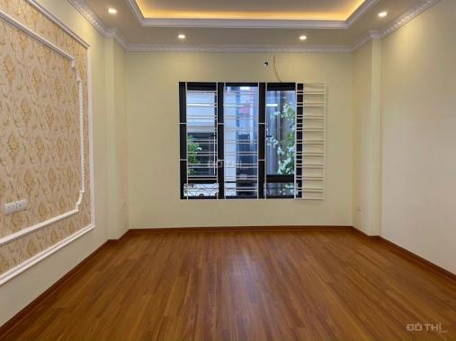 Bán nhà ngõ 135 phố Đội Cấn, Ba Đình 40m2 xây 5 tầng, cách Hồ Đầm Tròn chỉ 20m giá 5,7 tỷ