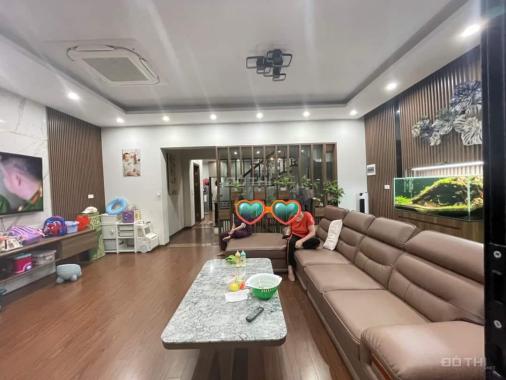 Tòa nhà văn phòng showroom mặt phố view hồ Hoàng Cầu kinh doanh DT 245m2 10T giá 108 tỷ