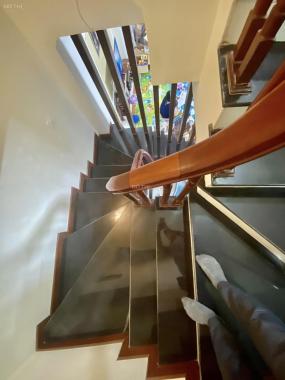 Bán nhà Mai Dịch, nhà đẹp đón tết - nhà rộng thoáng sáng, 40m2 chỉ 4.4 tỷ