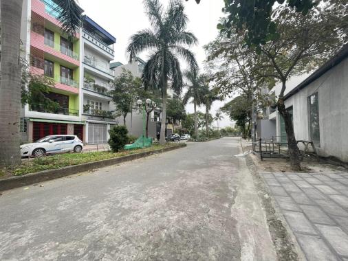 Quá gấp giảm 1,3 tỷ để bán luôn, nhà 80m2 xây 5 tầng, khu vực VIP Việt Hưng - đường đôi vỉa hè