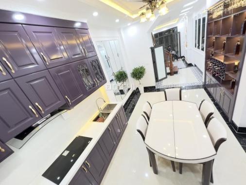 Nhà mới, ở luôn phố Thịnh Quang, DT 45m2 x 5 tầng, full nội thất. 0338080356