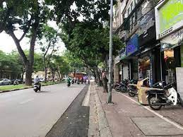 Cho thuê nhà vip mặt phố Lê Hồng Phong, đối diện Lăng Bác, 150m2x6T mặt tiền 8m. giá 200tr/tháng