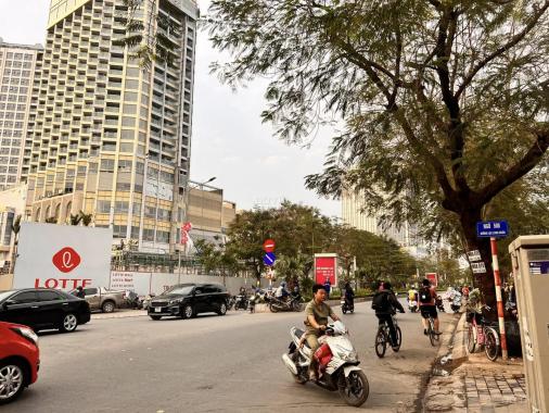 Bán đất lô góc mặt phố đường đôi Lạc Long Quân DT 260m2, MT 29m, giá 157 tỷ