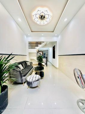 Nhà ba tầng 42m ngay trung tâm giap bình thạnh