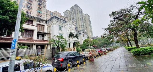 Bán gấp giảm 2 tỷ nhà mặt phố Nguyễn Ngọc Vũ 56m2 x5 tầng kinh doanh spa vỉa hè rộng.