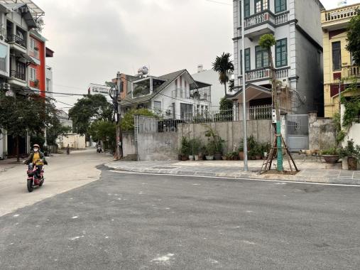 Nhà đẹp phố Ngọc Thụy, gara, thang máy - ngõ thông - ô tô tránh