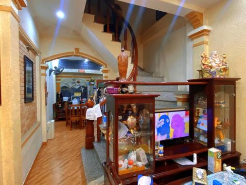 Bán nhà quận Cầu Giấy, ngõ nông, 20m ra phố, DT 50m2, giá 5.95 tỷ