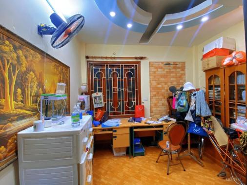 Bán nhà quận Cầu Giấy, ngõ nông, 20m ra phố, DT 50m2, giá 5.95 tỷ
