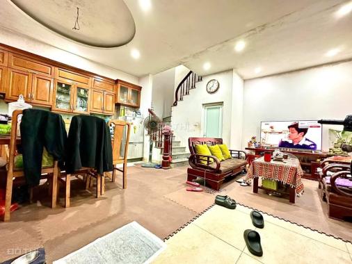 Bán nhà Ngõ 72 Nguyễn Trãi lô góc - 4PN - tặng nội thất - hàng xóm Royal City