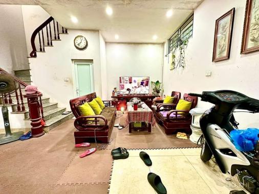 Bán nhà Ngõ 72 Nguyễn Trãi lô góc - 4PN - tặng nội thất - hàng xóm Royal City
