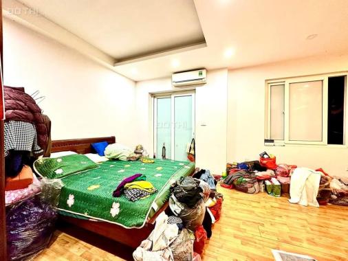 Bán nhà Ngõ 72 Nguyễn Trãi lô góc - 4PN - tặng nội thất - hàng xóm Royal City