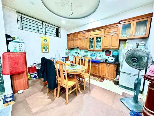 Bán nhà Ngõ 72 Nguyễn Trãi lô góc - 4PN - tặng nội thất - hàng xóm Royal City