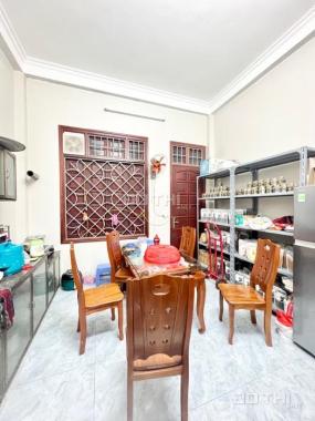 Bán nhà ở ngay An Dương, Tây Hồ, D/T: 45m2, giá 5 tỷ 800