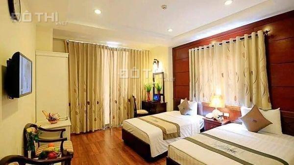 Khách sạn mặt phố Ba Đình nguy nga giữa phố