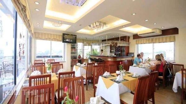 Khách sạn mặt phố Ba Đình nguy nga giữa phố
