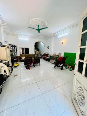 Cần bán nhà Khương Trung 90m2 4 tầng. Trước nhà ô tô tải tránh. Kinh doanh tốt