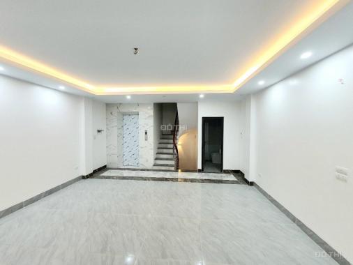 Bán nhà Giáp Bát, 38m2 x 6T - ô tô đỗ cửa - thang máy - 10m ra mặt phố