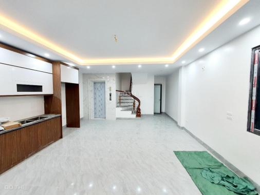 Bán nhà Giáp Bát, 38m2 x 6T - ô tô đỗ cửa - thang máy - 10m ra mặt phố