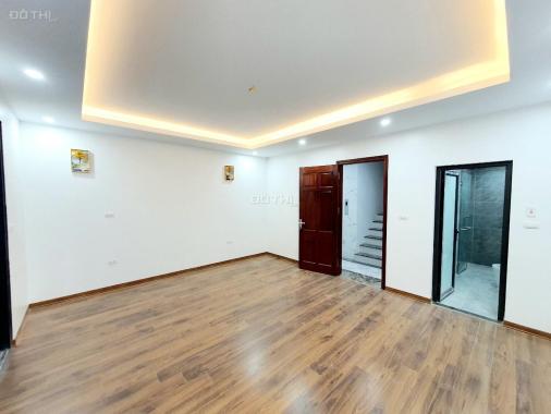 Bán nhà Giáp Bát, 38m2 x 6T - ô tô đỗ cửa - thang máy - 10m ra mặt phố