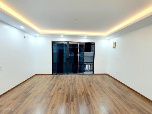 Bán nhà Giáp Bát, 38m2 x 6T - ô tô đỗ cửa - thang máy - 10m ra mặt phố